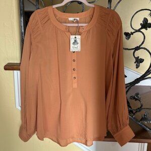 Easel Blouse in a warm brown color - lightweight and flowy - lots of detail!